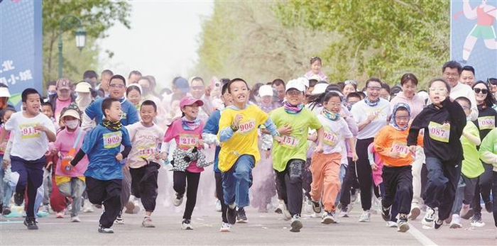     在十师北屯市得仁山生态公园，市民参加欢乐跑活动（资料图片）。    兵团日报全媒体记者  陈洋  摄