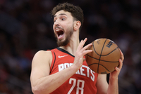 攻防都得好好调整！申京半场出战15分钟 7中3拿到9分2助