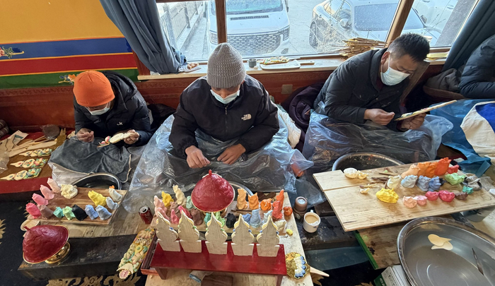 图为师傅们正在制作酥油花。记者 明吉 曹琳 摄