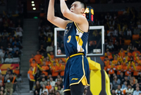 状态回暖！胡明轩三分6中3&amp;罚球2中2得11分3助2断 正负值+12