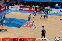 身体状态很棒！曾凡博篮下补防直接帽翻里勒上篮