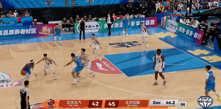 这投篮速率太慢了！翟晓川大空位三分被北控两人扑防直接帽掉