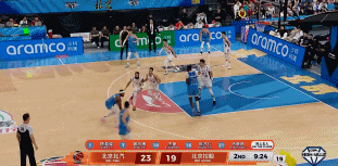 大家都懵了！陈盈骏疑似抛传队友球直接进筐 替补席赵睿表情搞笑