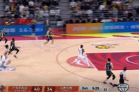 潇洒！王洪泽反击欧洲步点飞防守 随后轻松上篮打中