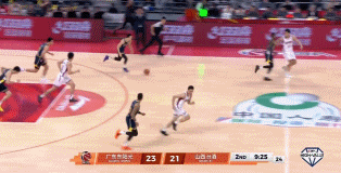 看着都疼！胡明轩被山西外援奈特击中面部倒地 裁判没回看&没升级