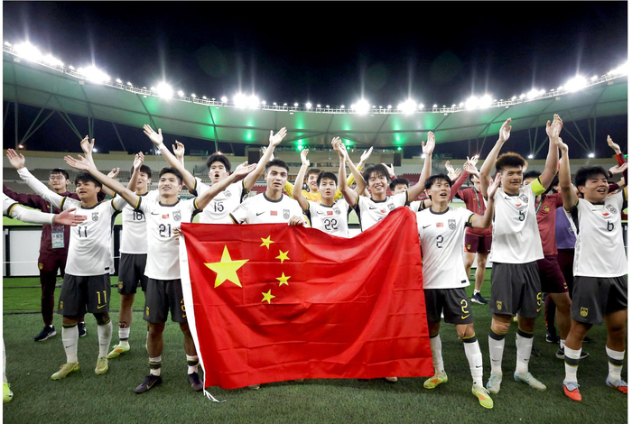     U23亚洲杯半决赛，中国队3比0大胜越南队，球员庆祝胜利。（资料图）新华社发