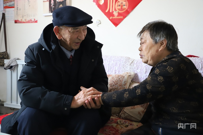毛里夏里甫·哈帕前往患者家复诊  （央广网记者  丁安  摄）