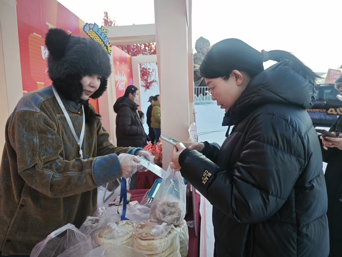 　游客购买美食。
