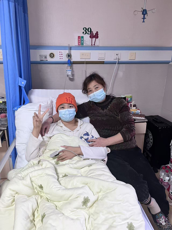 周和瑶（左）和养母