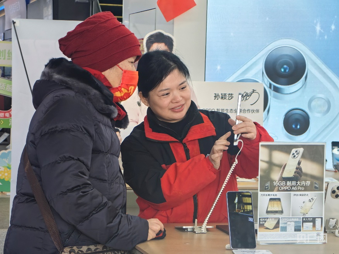 销售人员正为消费者演示智能手机的AI交互功能(央广网发 闫紫璇 摄)
