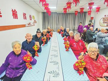 图为晋中市老年养护院“新年鞭炮挂饰”手工制作活动现场（资料图片）。
