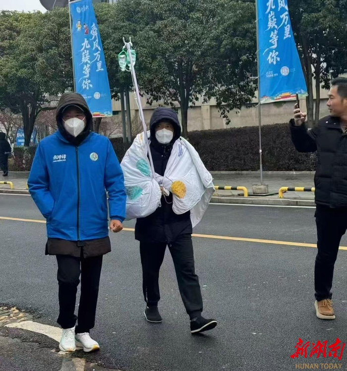 1月22日，有球迷手举输液吊瓶，紧裹棉被，被称为永州最硬核的“点滴票”。（图源网络）