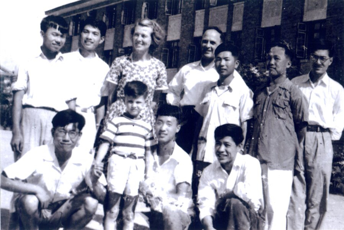 　　1957年，伊莎白·柯鲁克与学生们留影，柯马凯在母亲身前。来源：受访者供图