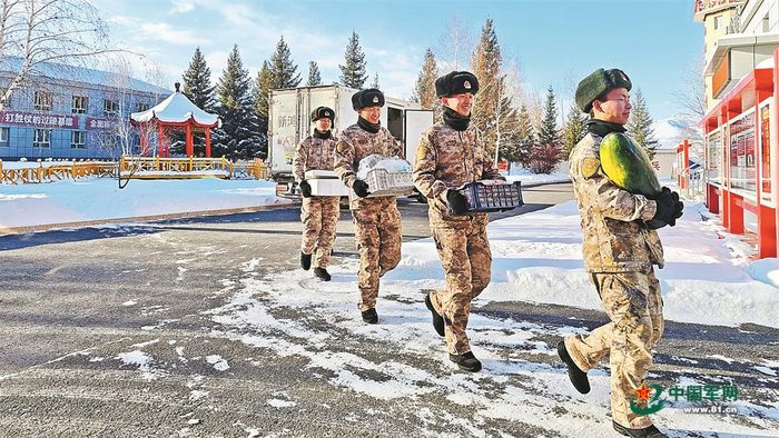 　　官兵正搬运冷链配送车送来的果蔬。 路兴友 摄
