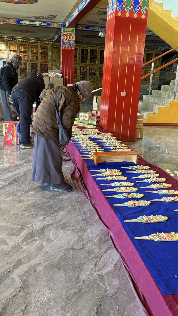 图为市民正在选购酥油花。记者 明吉 曹琳 摄