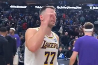 护好小肚腩！东契奇拒绝当众交换球衣：我不想露身体