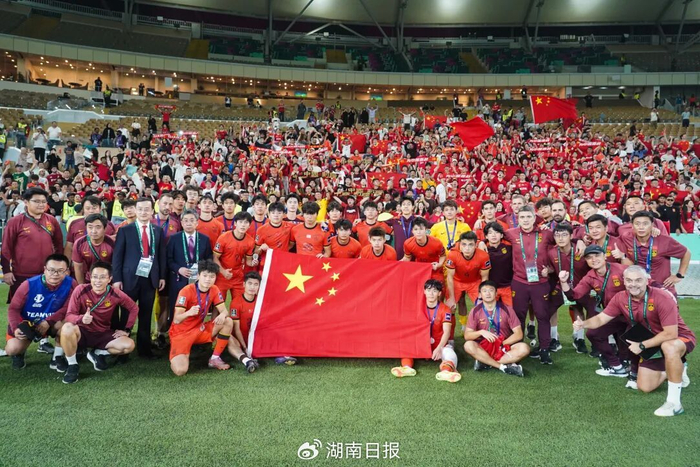 中国队在赛后与球迷合影。图源 新华社