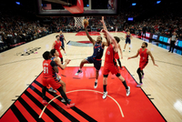 拓媒：克林根像是在刻意避免犯规 对手攻筐他都不跳了 就举下手