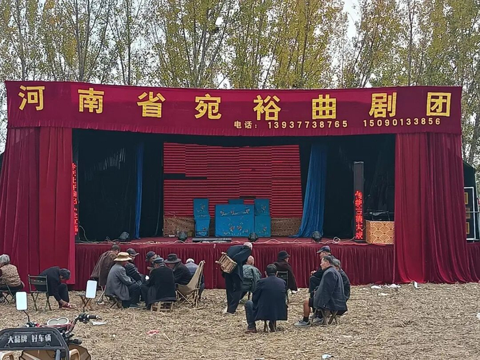 ▲老贾说，他特别喜欢曲剧开始前，观众在等待时的景象