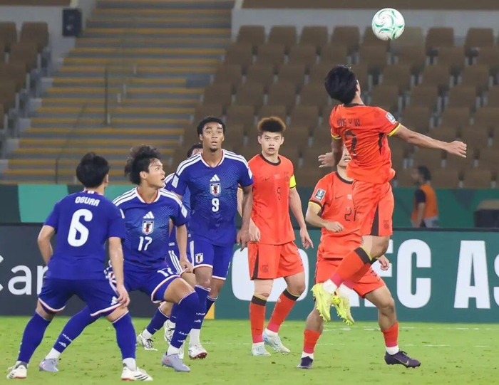 1月24日，中国队球员向余望在比赛中争顶。图源 新华社