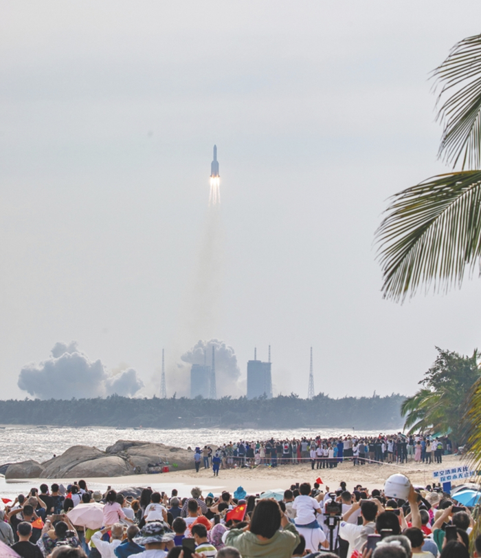 △人们在文昌观看火箭发射。图片来源：海南日报