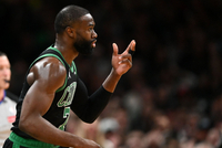 真猛啊！杰伦·布朗半场14中8轰下20分2板2助 首节11分