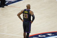 詹姆斯：独行侠在第三节取得大比分领先 第四节我们仍有时间追分