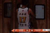 广厦大比分落后山东！孙铭徽被换下场 直接跑回更衣室了