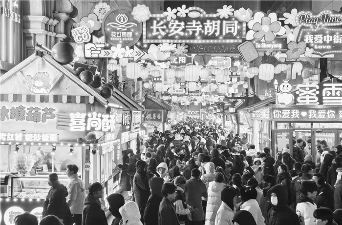         作为非遗文创和“国潮”消费较为集中的区域，沈阳中街步行街一直深受消费者青睐。 本报记者 白琳 摄