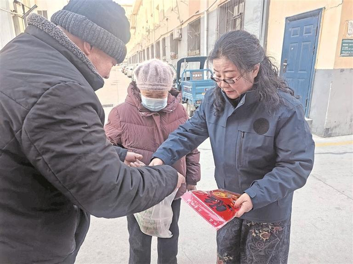 物业工作人员为小区业主送八宝粥。西海新闻记者 燕卓 摄