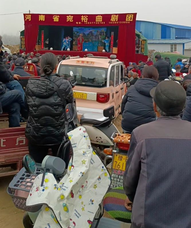 ▲老贾的曲剧团在外演出