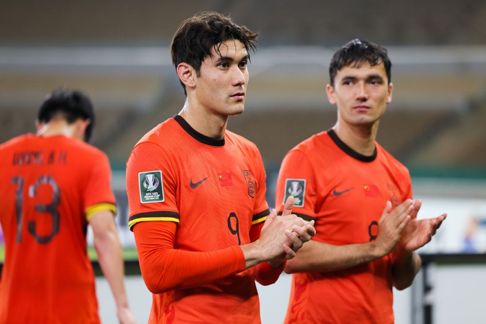 1月24日，中国队球员拜合拉木·阿卜杜外力（中）和木塔力甫·依明卡日（右）在赛后。新华社记者 王海洲 摄