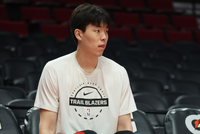 拓媒：杨瀚森离合格的NBA球员差很远 约基奇在新秀赛季比他好十倍