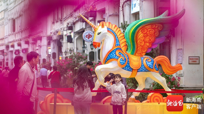 1月24日，海口骑楼老街处处是暖意，满满都是年味儿。记者刘孙谋 摄