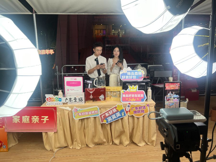 “广货行天下”文旅主题年货市集家庭亲子区。魏彤/摄