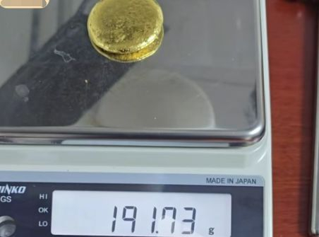 据称是从约2吨原料中提炼出的191克黄金 图片来源：短视频截图