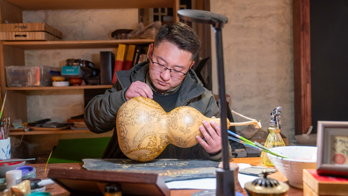 彭毛才让正在制作掐丝工艺葫芦。记者 欧珠次仁 摄