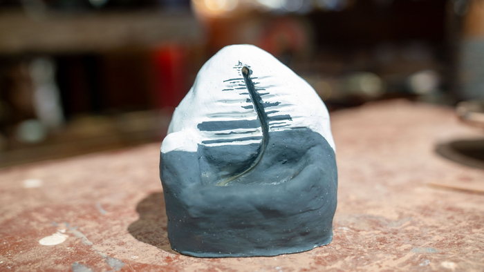 彭毛才让制作的冈仁波齐造型倒流香炉。记者 欧珠次仁 摄