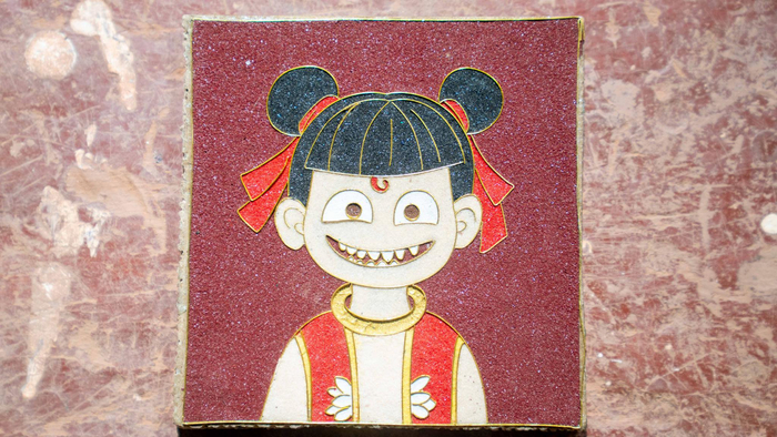 彭毛才让在纸板上制作的掐丝哪吒摆件。记者 欧珠次仁 摄