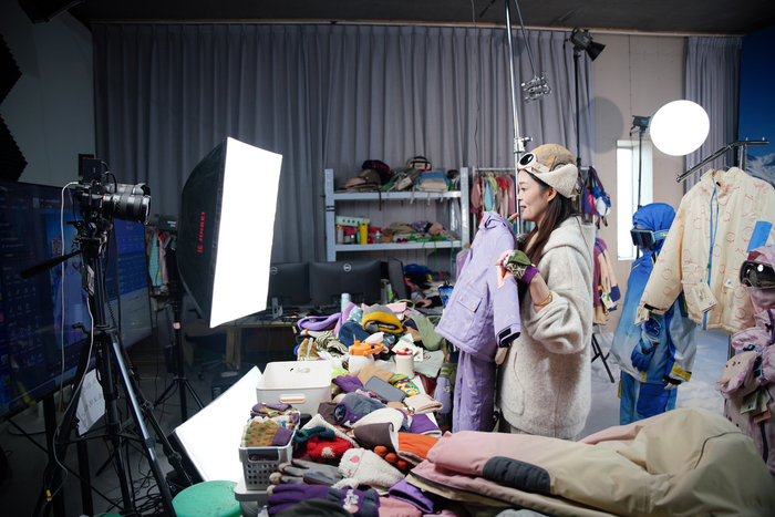 主播多宝正向观众展示滑雪服（央广网记者 尚天宇 摄）