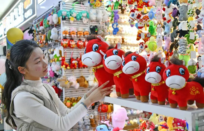 随着马年春节临近，一款被称为“哭哭马”的公仔玩具在网络上意外走红，成为浙江义乌市场的爆款产品。（王华斌/人民图片）