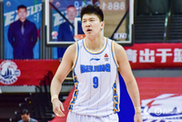 高效输出！雷蒙半场5中4拿下10分4篮板