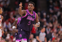 失误太多了！爱德华兹打满首节5中4拿到8分3板 但出现5失误