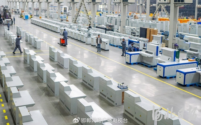 1月6日，唐山百川机器人共享制造工厂，工人在车间运输物料。河北日报记者赵杰摄