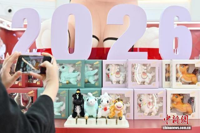 资料图：广东省东莞市石龙镇一马年“潮玩”主题快闪店的毛绒玩偶吸引消费者。中新社记者 陈楚红 摄