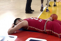 没必要啊！刘传兴低位上篮被马帝昂拽翻在地 后者吃到违体犯规