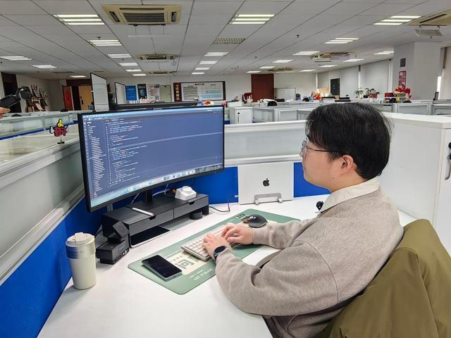 人工智能训练师正在工作中。新华社记者周蕊 摄