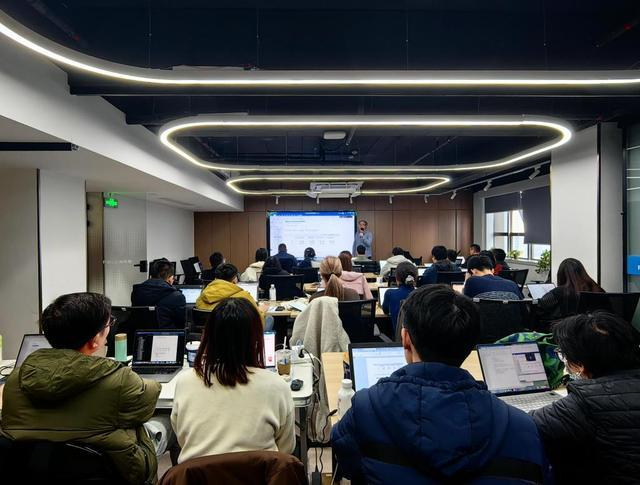 学员们正在上人工智能实操课。新华社记者周蕊 摄