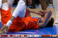 又来一肘！巴恩斯起身肘翻切特 吹了进攻犯规回看后没有升级