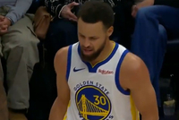 次节刚打！库里顶着防守干拔三分终于命中 个人本场首记三分